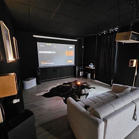 Black Box Cinema Appartement Avec Balneo Épinal Exteriör bild