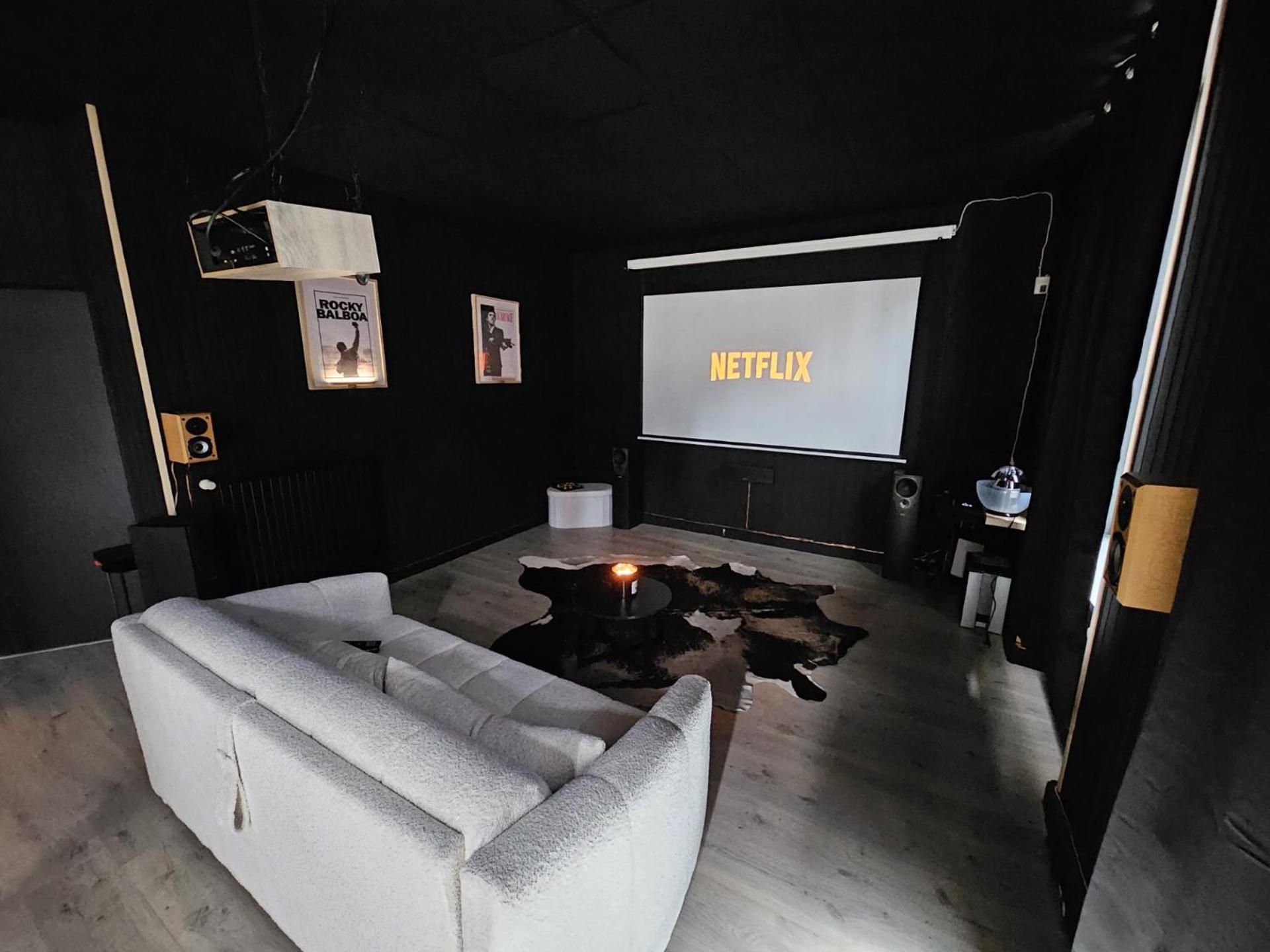 Black Box Cinema Appartement Avec Balneo Épinal Exteriör bild